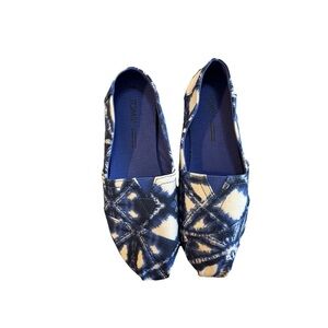 TOMS Women's Navy and Cream Patterned Flats